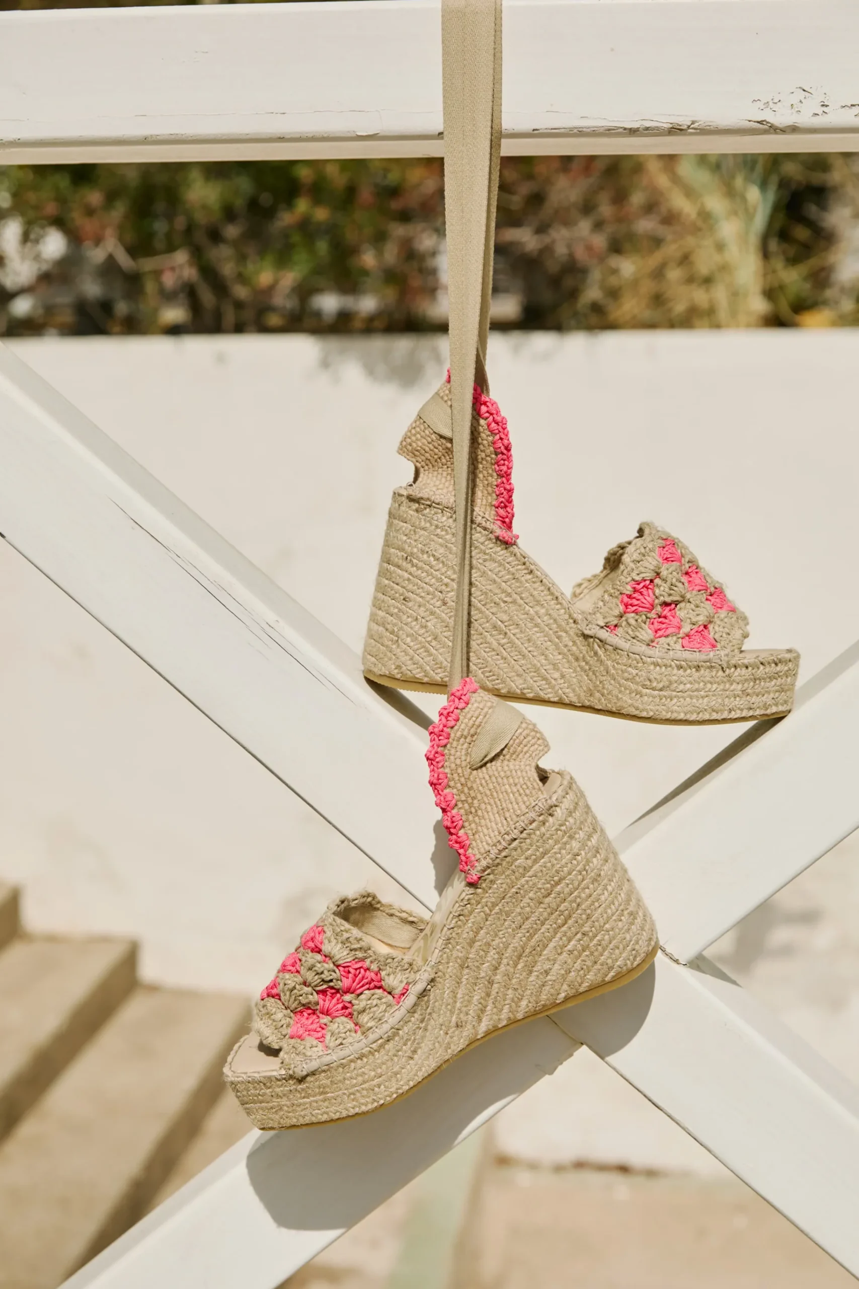 Sandalia cintas en ganchillo fluor fuxia